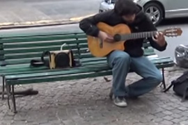 Amplificador de guitarra 20w x 6 pulgadas Vergara, portatil recargable con correa